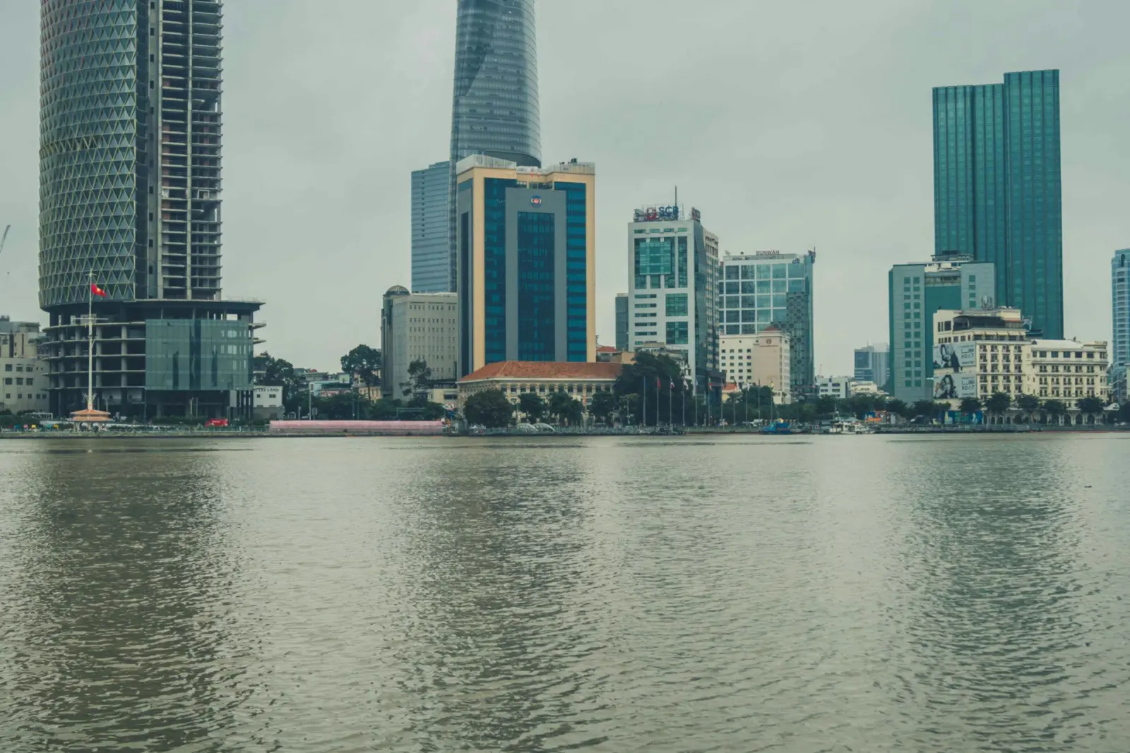 Lối đi bộ ven sông Sài Gòn buổi sáng, cây xanh và mặt nước phẳng lặng