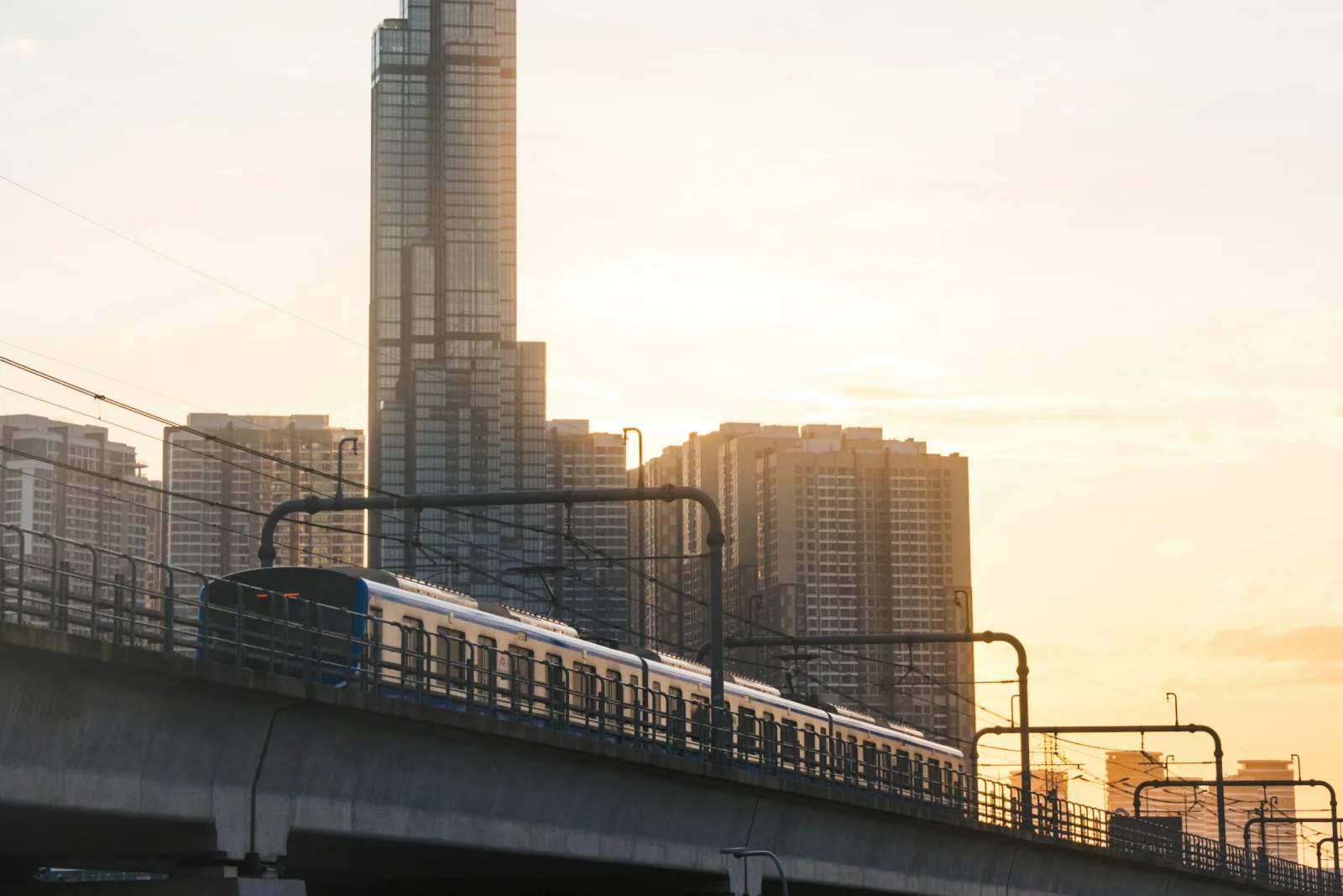 Ga metro trên cao ở TP. Hồ Chí Minh, đoàn tàu đang vào ga (ảnh minh họa khu vực)